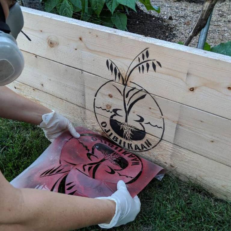 ojibiikaan-logo-on-gardening-box